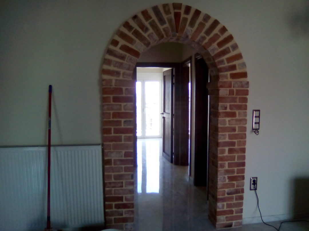 τοξωτή πόρτα με τούβλα